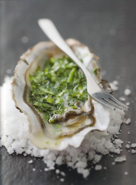 Huîtres chaudes au beurre d'herbes, recette harmonisée du livre 'Le Grand Cours de Cuisine'.