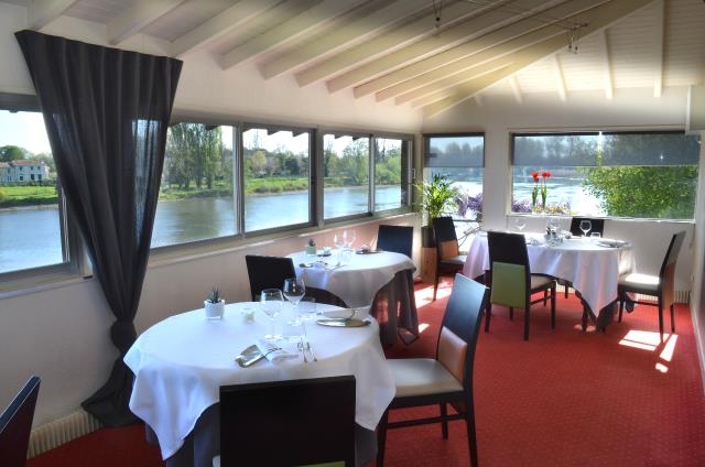 -	Tout comme le salon mitoyen, la salle principale du restaurant offre une vue unique sur le Dordogne