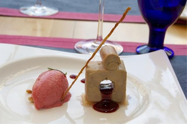 Le cube de foie gras d'oie accompagné d'un ketchup de fraise, l'un des nouveaux plats de La Pomme Cannelle