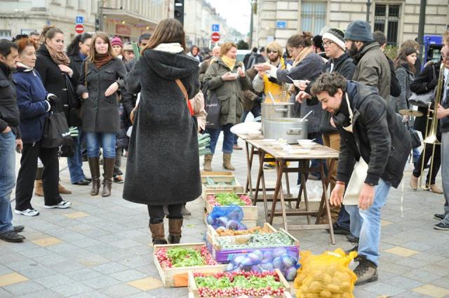 Exemple de Disco Soupe dans la rue à Tours (37).