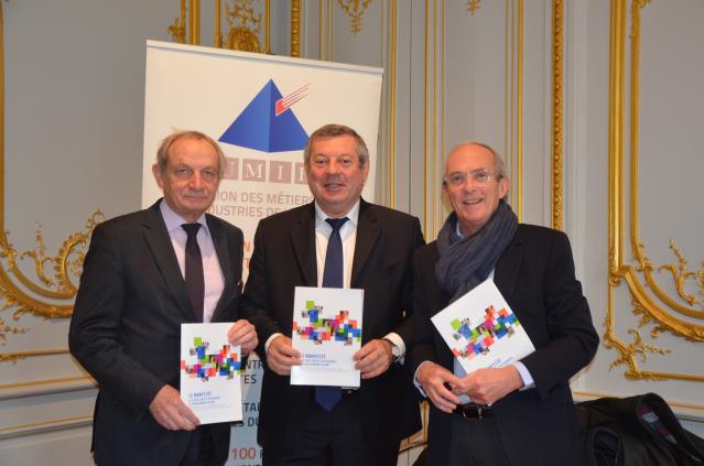 De g à d : Jacques Barré, président du GNC, Roland Héguy et Hervé Bécam, vice-président de l'Umih, lors du lancement du manifeste.