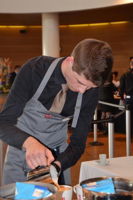 Adrien Dassonville lors de l'élaboration de ses cappuccinos qui lui valent de remporter le prix associé.