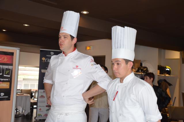 Les chefs avaient 3 minutes pour défendre leur recette devant le jury. Ici David Delart et son commis en BTS à Médéric.