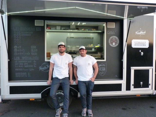 MAC les Mecs Au Camion, Adrien Vergnaud et Charles Givone nouveau food truck toulousain. Spécialité: hot dog et burger.