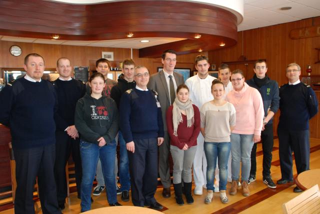 Les jeunes en stage à Querqueville. Au centre le commandant Henry, qui dirige l'Ecole des fourriers. Deuxième à gauche, le lieutenant de vaisseur Franck Pellerin en charge du pôle restauration.