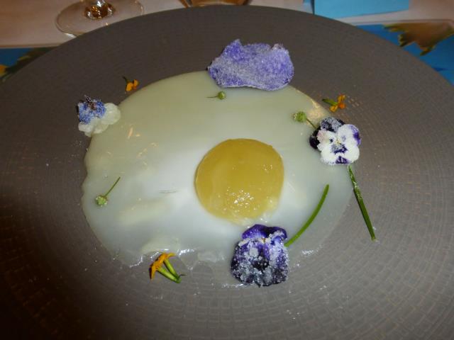 Un dessert intitulé 'Comme un oeuf bio revisité', création à base d'agar agar et de jus d'orange.