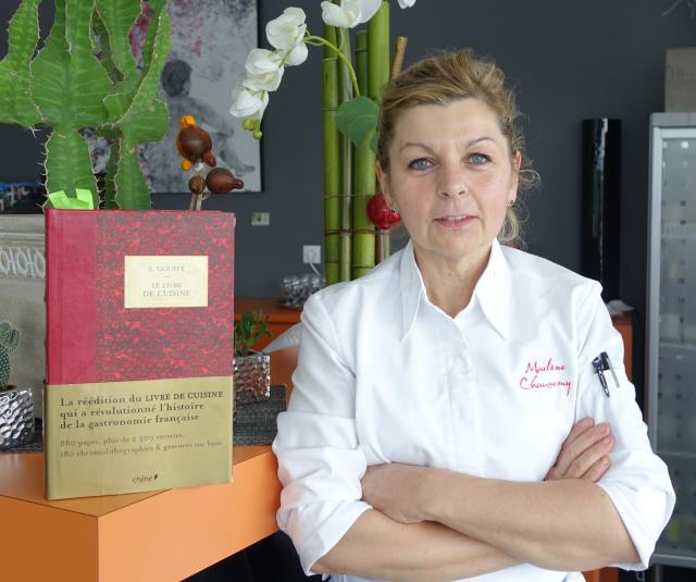 Marlène Chaussemy avec son nouveau livre de chevet : le Livre de cuisine.  « Je vais essayer le poulet. Il est découpé, poché et coloré ensuite ».