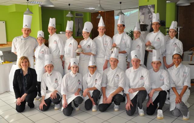 Légende photo de gauche à droite Rang arrière  1 Julien Martel  - Professeur de techniques culinaires 2 Candice Croisonnier 3 Maxime Bizel 4 Célia Leroy 5 Caroline Renaud  6 Nil Vidonne 7 Sacha Gobin 8 Alice Douay 9 Danijel Spasojevic 10 Léa Barbier Rang 