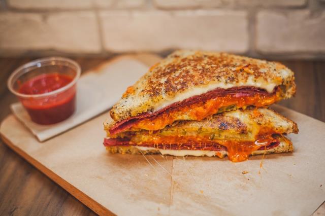The Grilled Cheese Factory met à l'honneur le grilled cheese, l'équivalent américain de notre croque-monsieur.