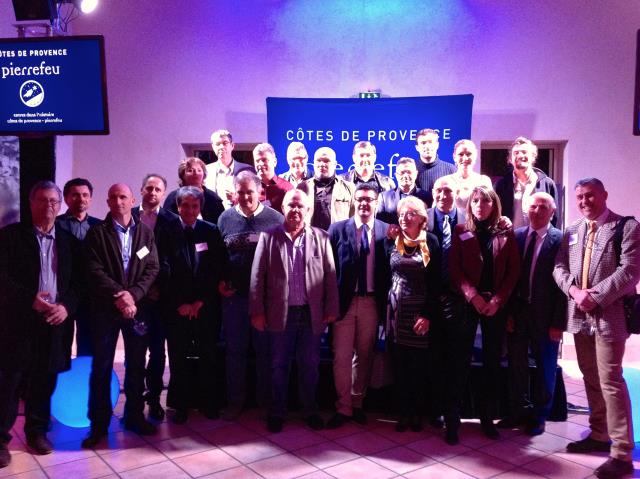Autour de Frédéric Ravel, président de l'association des vignerons de Cuers-Pierrefeu-Puget-Ville, entouré des 31 vignerons membres.