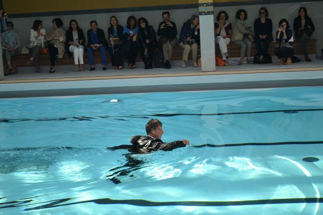 Sébastien Bazin a tenu à profiter de la piscine lors de l'inauguration.