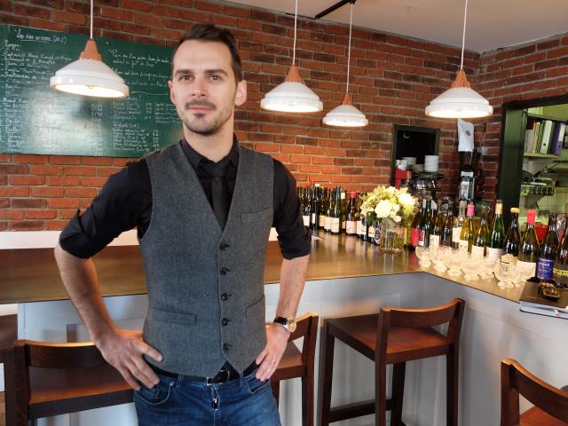 Geoffray Deshayes connaît par coeur chacun des vins naturels qu'il propose à l'ardoise.