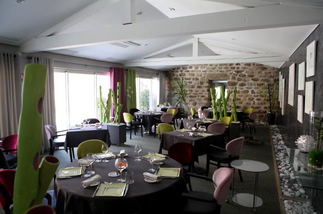 La salle est largement ouverte sur la terrasse.