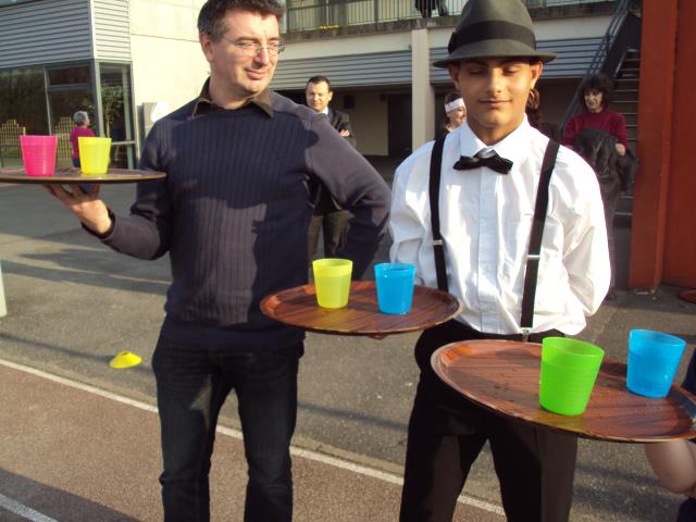Une course de garçons de café ouvrait les festivités