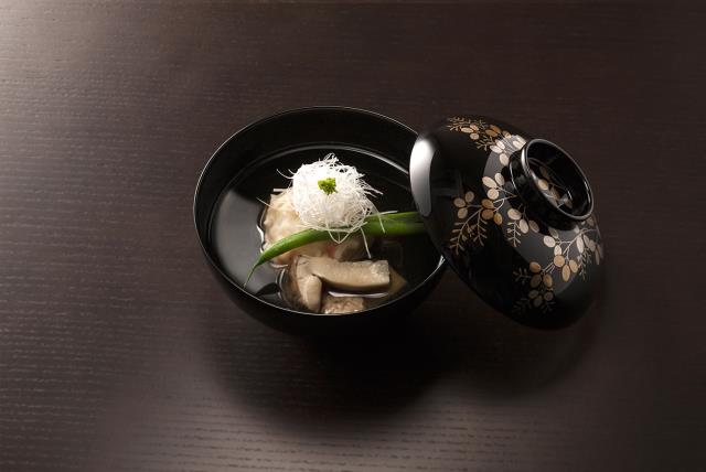 Bouillon clair à la quenelle de crevette et cèpe.