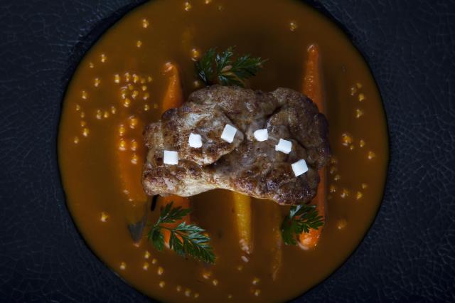 Ris d'agneau doré, carottes acidulées aux graines de moutarde