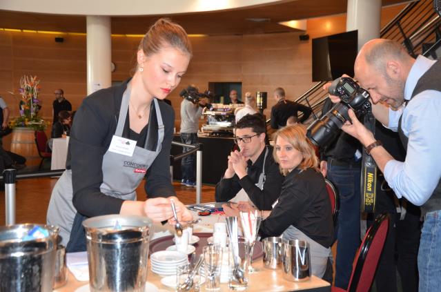 L'épreuve d'expresso sous le regard de Delphine Brudoux, directrice marketing de Malono et membre du jury expresso.