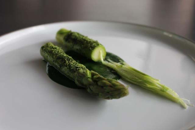 Asperges à la vapeur de pin et menthe