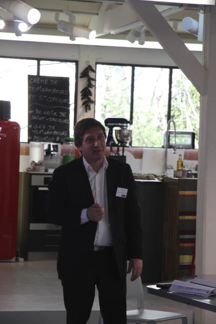 Alain Fontaine, propriétaire du restaurant Le Mesturet, promeut les vins du Languedoc auprès de ses clients.