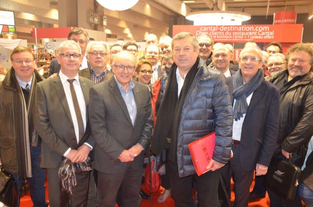 Réunion sur le stand du Cantal pour l'Umih Restauration en présence de Roland Héguy (au centre) et de Hervé Bécam (à droite)..