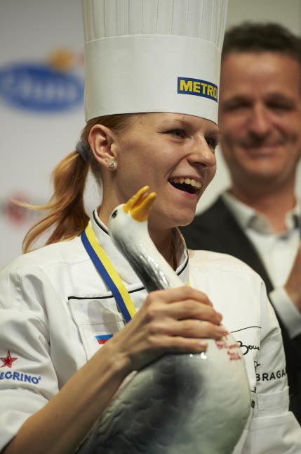 Valeria Sidorova, binôme du candidat russe Igor Sus, remporte le prix du meilleur commis.