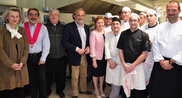 Eric Marsanne avec les apprentis en BP 1ère année et les élus de la CCI Carcassonne.