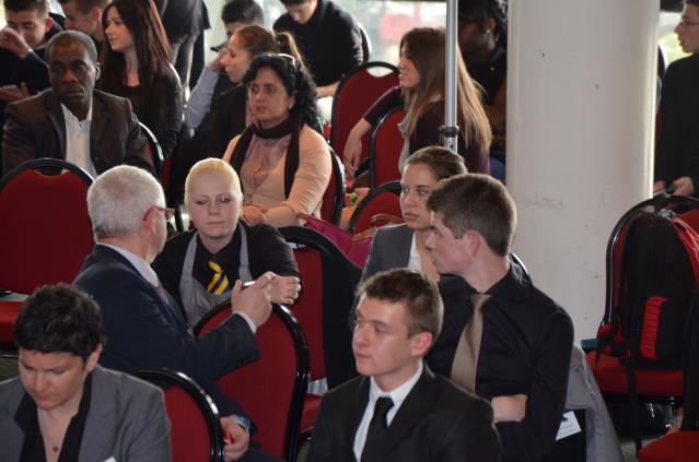 L'émotion est grande entre les épreuves. Pascal Obrecht, professeur à Illkirsh (de dos) tente de réconforter la candidate de Lourdes. A droite, sa professeur n'est autre que la fille de Pascal Obrecht et gagnante du concours Malongo en 2010.
