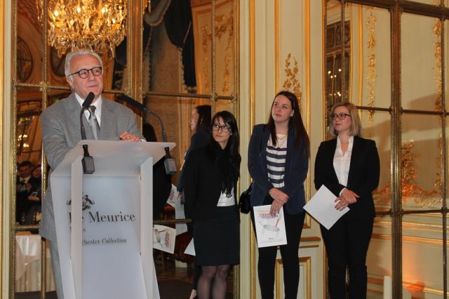 Alain Ducasse félicite les lauréates.
