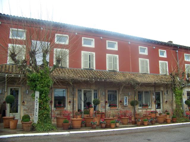 Cet hôtel-restaurant est situé au coeur de Saint-Amour, dernier cru du Beaujolais