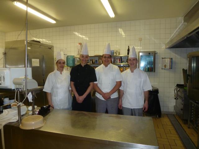 Sonia, seconde de cuisine, Steve Barthélémy, stagiaire en cuisine, Yassine Oustat, stagiaire en cuisine, et Georges, chef de cuisine à l'hôtel-restaurant Novotel Porto Gaïa.
