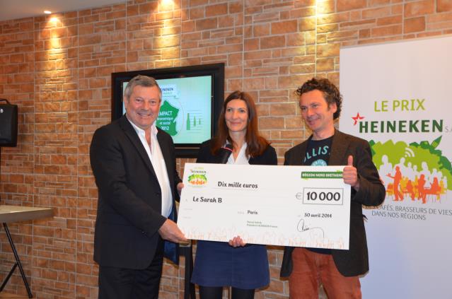 Roland Héguy, membre du jury du prix, remet le chèque au candidat gagnant de la région Nord-Bretagne : Eric Gérardin.