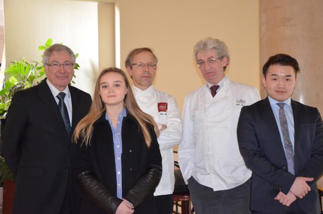 De g à d : Christian Badinand, proviseur du lycée Jean Drouant, Alexia Duchêne, Denis Bessière, Gilles Guillou et Julien Liao.