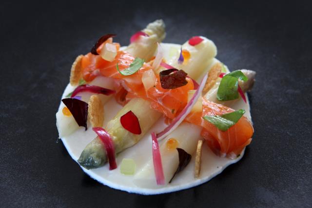 Le recette : Asperges blanches fondantes de Mr Chabrier, fraîcheur de chèvre frais légèrement vinaigrée et fines lamelles de saumon marinées au Saint-Péray.