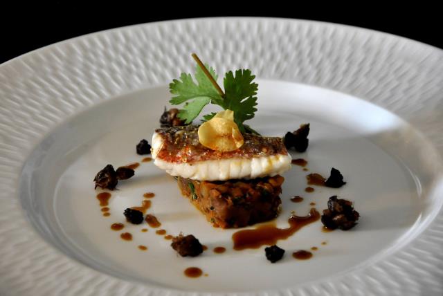 Rouget croustillant, bohémienne d'aubergines, caramel de chocolat aux câpres et rafraîchit au citron vert.