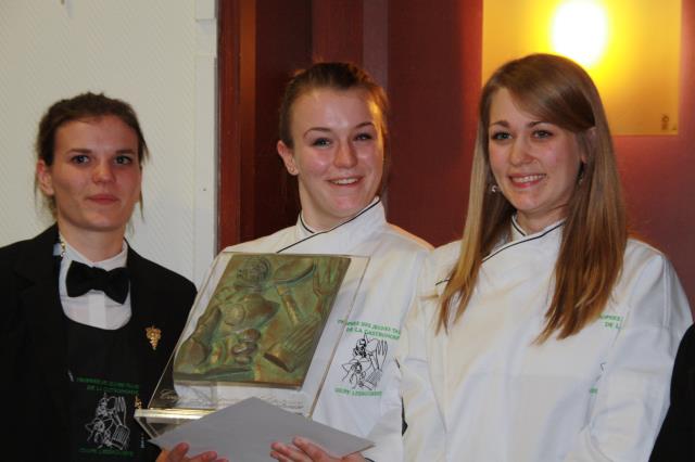 De gauche à droite, Laurence Hoenen (MC sommellerie), Julie Bride (1ere année BTS) et Florentine Hetz (MC Cuisine Dessert de restaurant) remportent la Coupe Lesdiguières Chartreuse 2014.