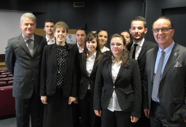 Denis Courtiade, président de Ô Service (à gche), les jeunes du lycée hôtelier d'Agneaux à Saint-Lô avec leurs enseignants Maïté Modeste & Jean-Pierre Lesage (à dte).