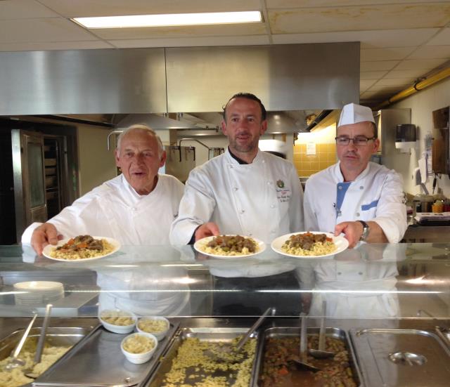 De g. à d., René et Jean-François Bérard, chefs à L'Hostellerie Bérard, Thierry Mayeux, chef de cuisine au restaurant du CROUS Le Coudon à Toulon