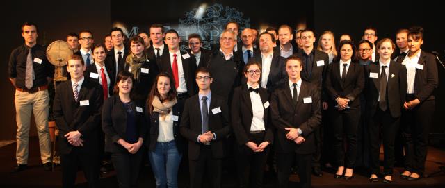 Entourant Michel Chapoutier, le créateur du concours, et Michel Bettane, spécialiste du vin et parrain de ce concours, on retrouve les candidats et les membres du jury.