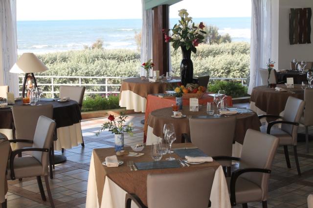 Dans la salle face à l'océan, les clients peuvent déguster midi et soir des menus de 35 à 68 € midi et soir