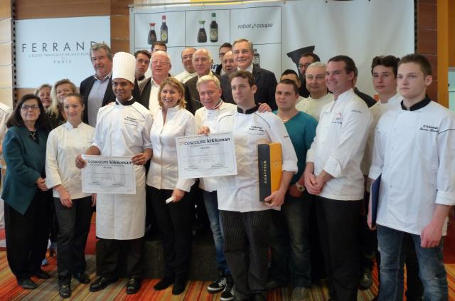 Les membres du jury, présidés par Stéphanie Le Quellec, les candidats et les deux lauréats :  Stevie Ranaivoson (bac pro) et Guillaume Littee (brevet professionnel).