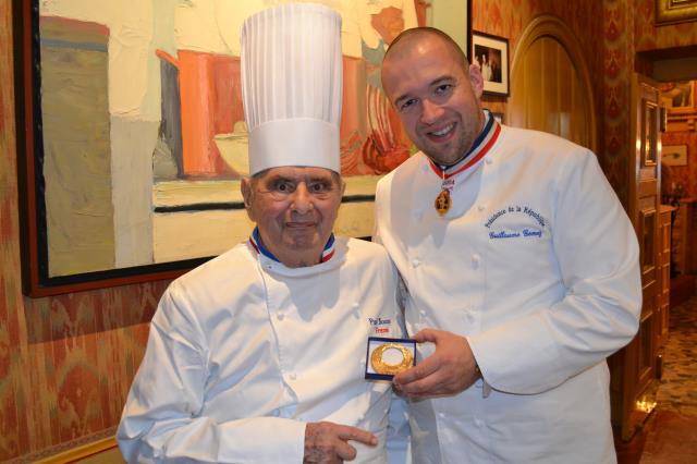 Paul Bocuse à qui Guillaume Gomez remet la médaille des 10 ans de la promotion 2004 créée pour l'occasion.