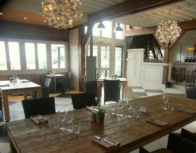 La grande table d'hôte est le signe distinctif et convivial d'une véritable auberge flamande.