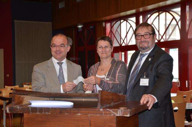 De g à d : Bertrand Helme-Guizon, Sylvie Langevin, trésorière de la CPIH 72 et Jean-Paul Hennin, lors de la remise d'un chèque de 5 000 euros à Solidea, donnant aux édhérents du syndicat l'accès aux services de Solidea.