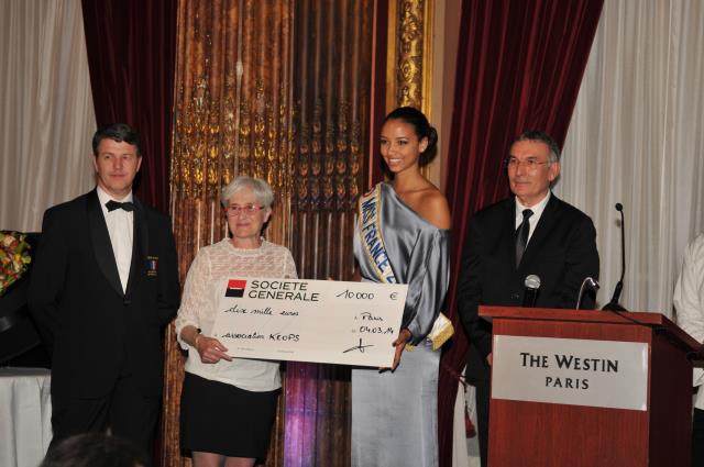 La miss France 2014 Flora Coquerel a remis un chèque de 10 000 € au docteur Anne Laurent-Vannier, grâce aux recettes du dîner concoté par l'Equipe de France. Ont chapeauté la soirée : Denis Férault (à gche) et Dominique Fabre (à dte).