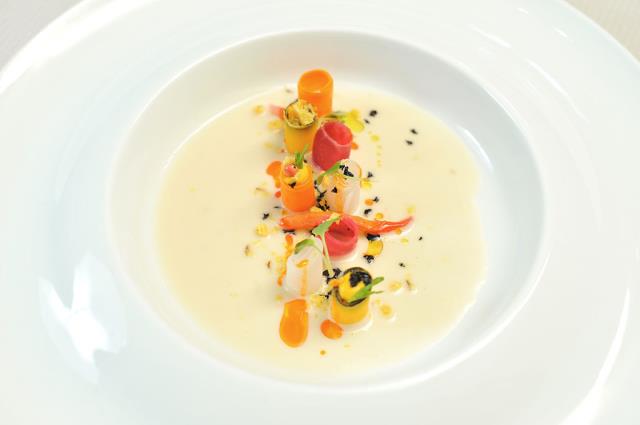Soupe froide de haricots coco, mousseux de carottes et légumes marinés