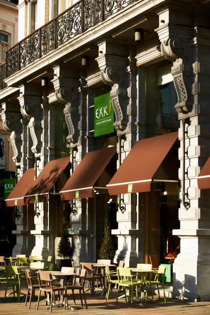 La façade d'une unité Exki avec son logo vert, signe de développement durable, et d'un I en forme de carotte, fait écho à la fraicheur des produits.
