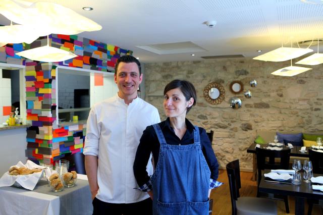 Julien et Claire Drouot ont voulu une décoration apportant une touche contemporaine dans cette belle maison aux murs de pierres.