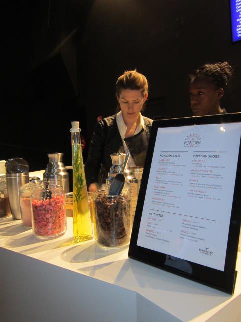 Kristin Frederick n'en finit plus de réinterpréter les classiques de la street-food américaine ; ici le pop-corn, dans une ambiance bar à cocktails