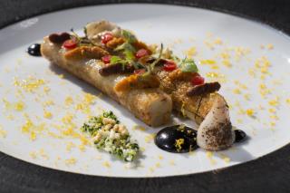 Cannelloni de calamars à la poutargue, couscous végétal et jus à l'encre