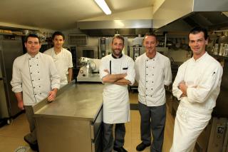 Benoît Court, à droite, et une partie de son équipe de cuisine.